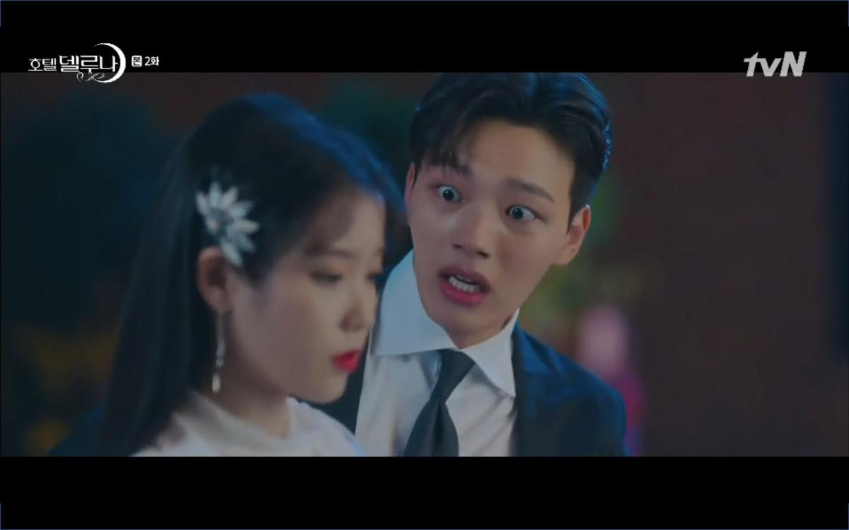 Phim 'Hotel Del Luna' tập 2: IU cứu sống Yeo Jin Goo từ tay ác quỷ, là nhân duyên từ nhiều kiếp trước? Ảnh 5