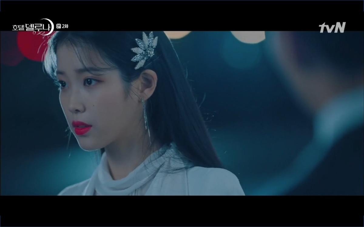 Phim 'Hotel Del Luna' tập 2: IU cứu sống Yeo Jin Goo từ tay ác quỷ, là nhân duyên từ nhiều kiếp trước? Ảnh 7