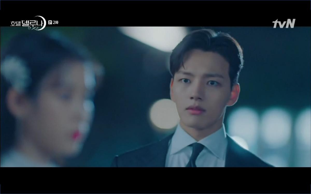 Phim 'Hotel Del Luna' tập 2: IU cứu sống Yeo Jin Goo từ tay ác quỷ, là nhân duyên từ nhiều kiếp trước? Ảnh 8