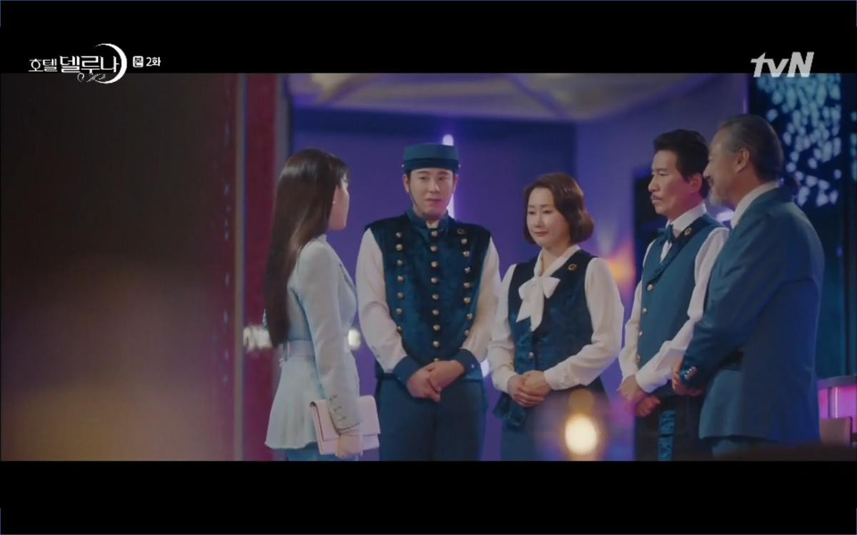 Phim 'Hotel Del Luna' tập 2: IU cứu sống Yeo Jin Goo từ tay ác quỷ, là nhân duyên từ nhiều kiếp trước? Ảnh 31