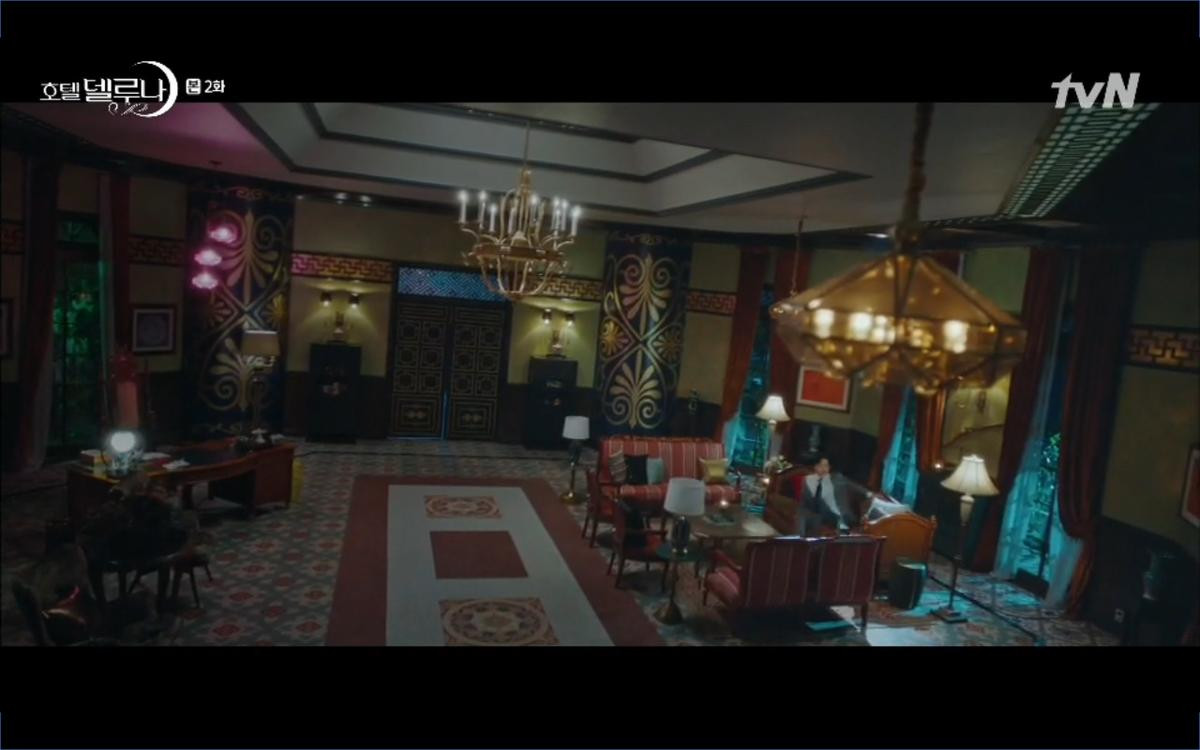 Phim 'Hotel Del Luna' tập 2: IU cứu sống Yeo Jin Goo từ tay ác quỷ, là nhân duyên từ nhiều kiếp trước? Ảnh 72