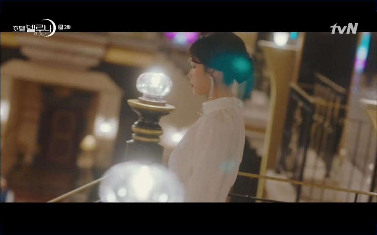 Phim 'Hotel Del Luna' tập 2: IU cứu sống Yeo Jin Goo từ tay ác quỷ, là nhân duyên từ nhiều kiếp trước? Ảnh 75