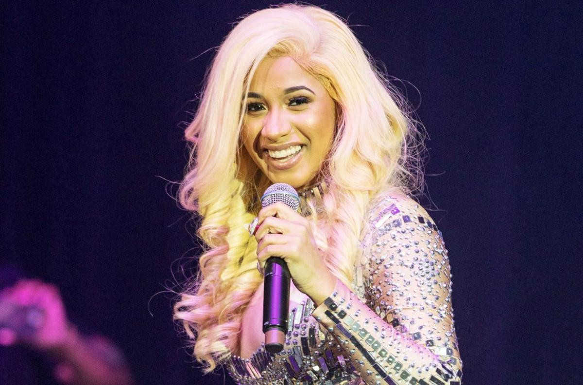 Người hâm mộ lo lắng khi Cardi B cho biết đôi chân của cô đang phải chịu di chứng nặng nề từ việc phẫu thuật thẩm mỹ Ảnh 3