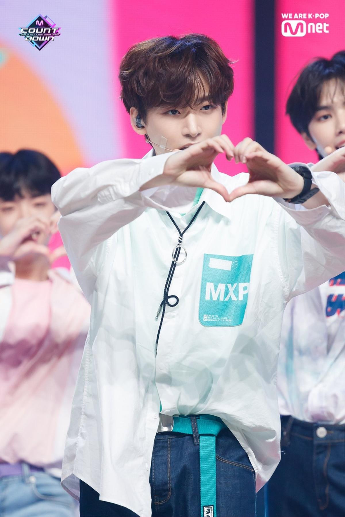 'Produce X 101': Khó cưỡng trước nhan sắc của Kim Woo Seok - Kim Yo Han và Kim Min Kyu trên sân khấu Ảnh 27