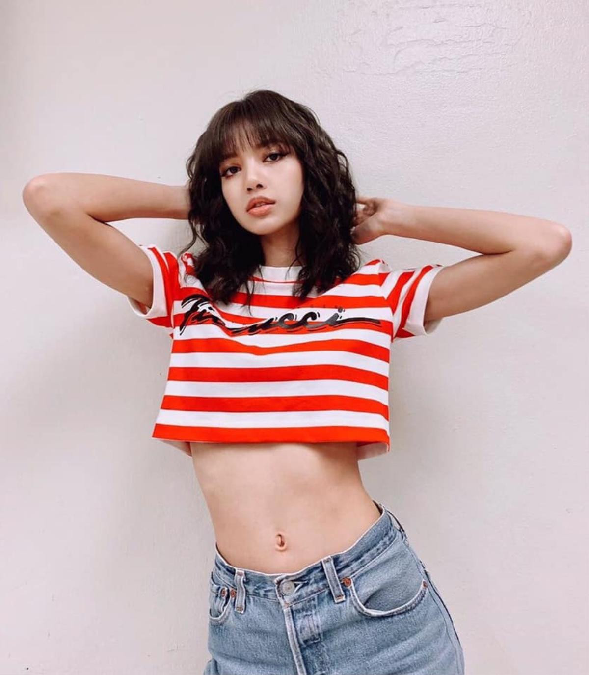 Mặc croptop khoe eo thon gợi cảm, Lisa (BlackPink) hút 5 triệu like trên instagram sau 20h Ảnh 3