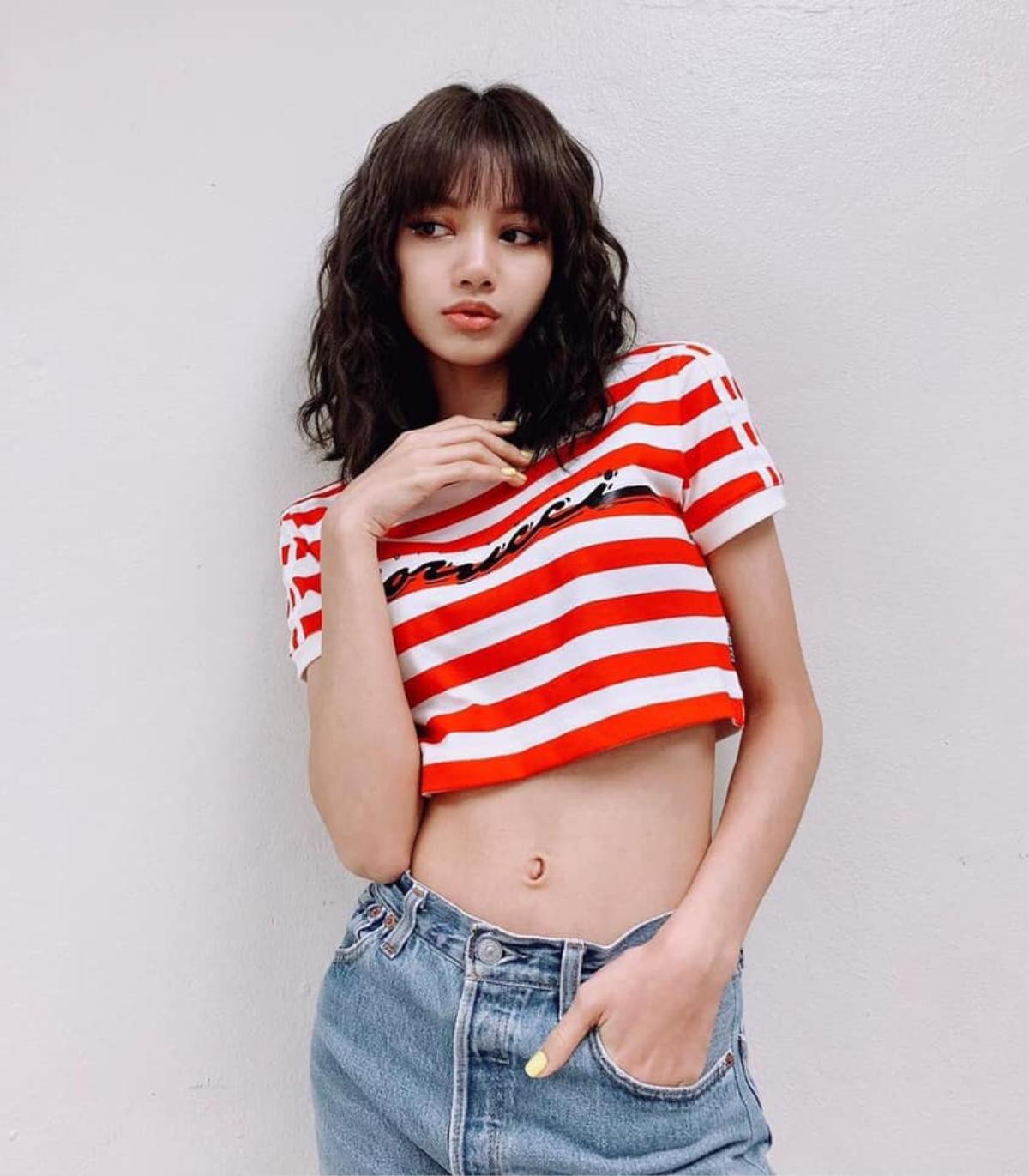 Mặc croptop khoe eo thon gợi cảm, Lisa (BlackPink) hút 5 triệu like trên instagram sau 20h Ảnh 4