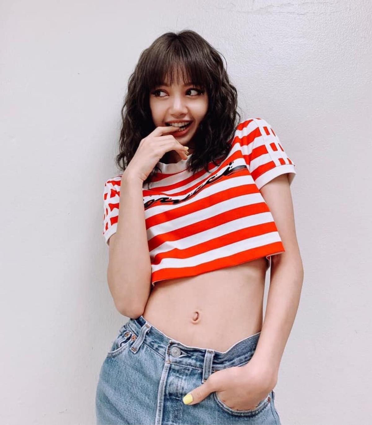 Mặc croptop khoe eo thon gợi cảm, Lisa (BlackPink) hút 5 triệu like trên instagram sau 20h Ảnh 5