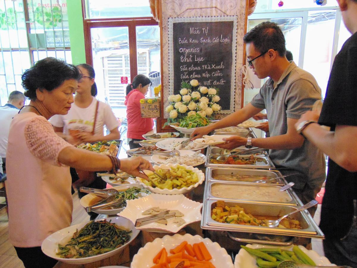 Mọi người đến ăn ở quán với tâm thế vui vẻ và sẵn sàng đóng góp theo khả năng của mình.