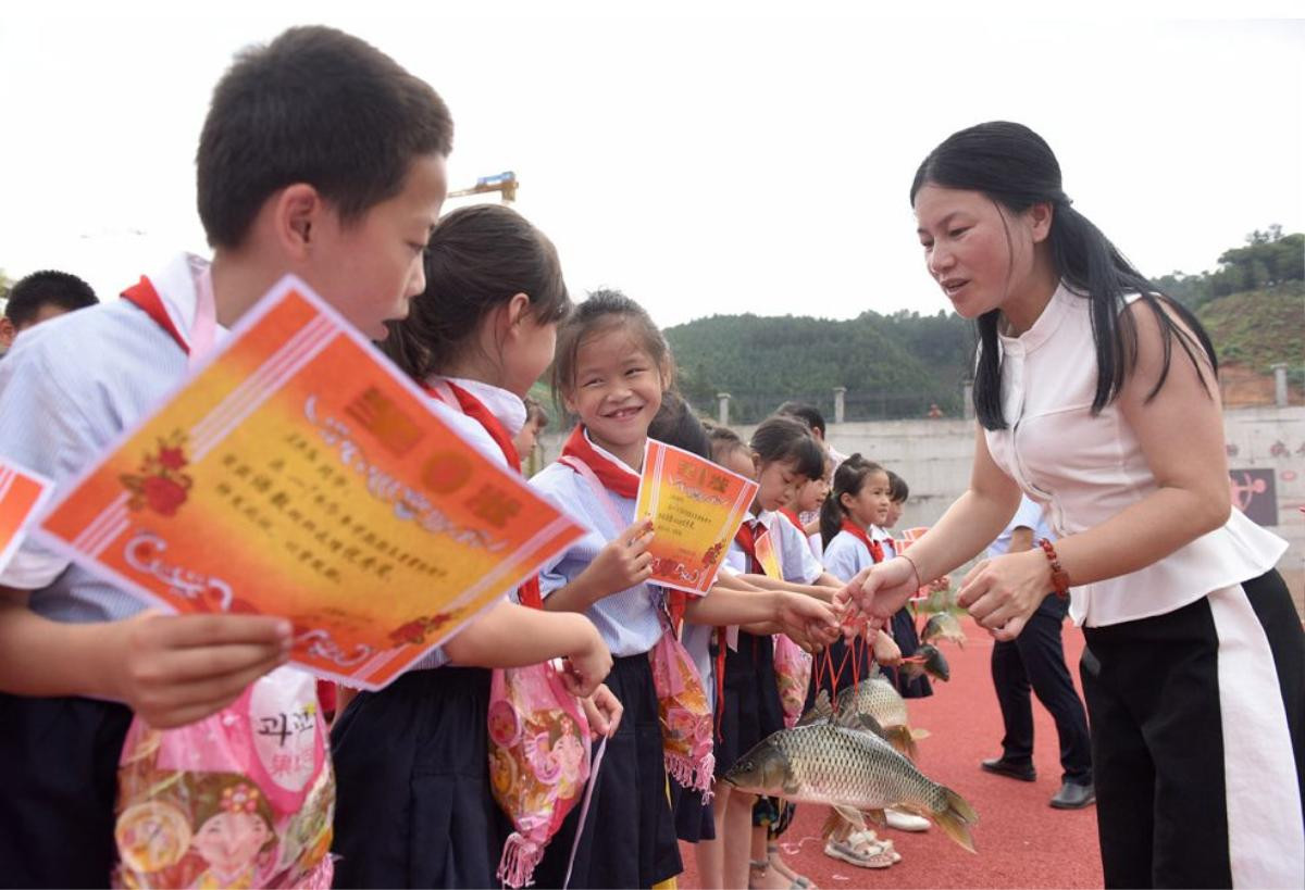 Trường học trao cá chép sống làm phần thưởng cho học sinh xuất sắc gây xôn xao Ảnh 1