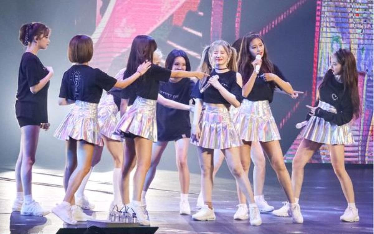 Người hâm mộ nghẹn ngào: Twice khóc nức nở khi nhắc về Mina trên sân khấu concert tại Singapore Ảnh 1