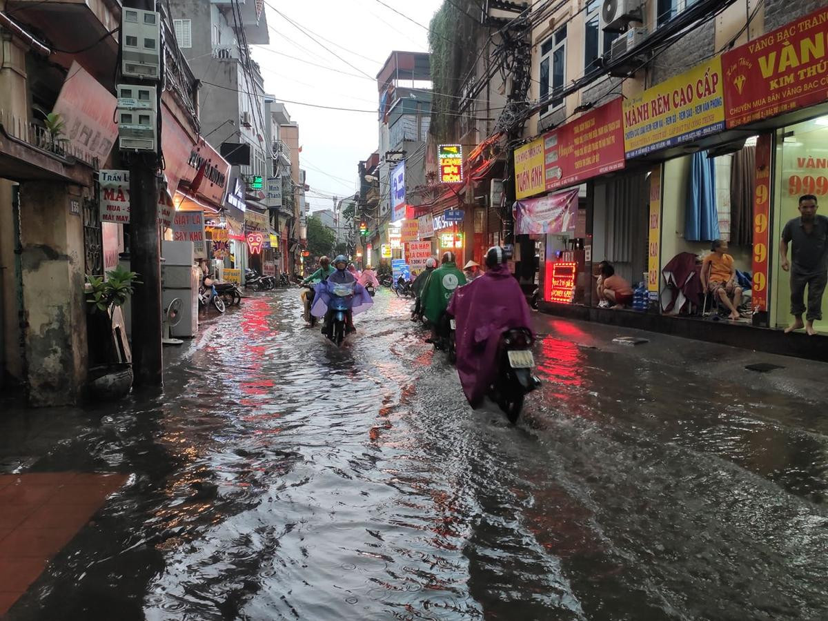 Mưa to gió lớn biến nhiều tuyến đường Hà Nội thành sông, người dân vật vã vì ách tắc Ảnh 5