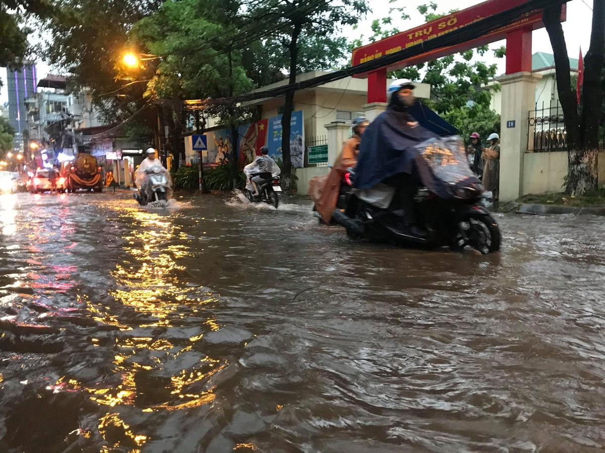 Mưa to gió lớn biến nhiều tuyến đường Hà Nội thành sông, người dân vật vã vì ách tắc Ảnh 10