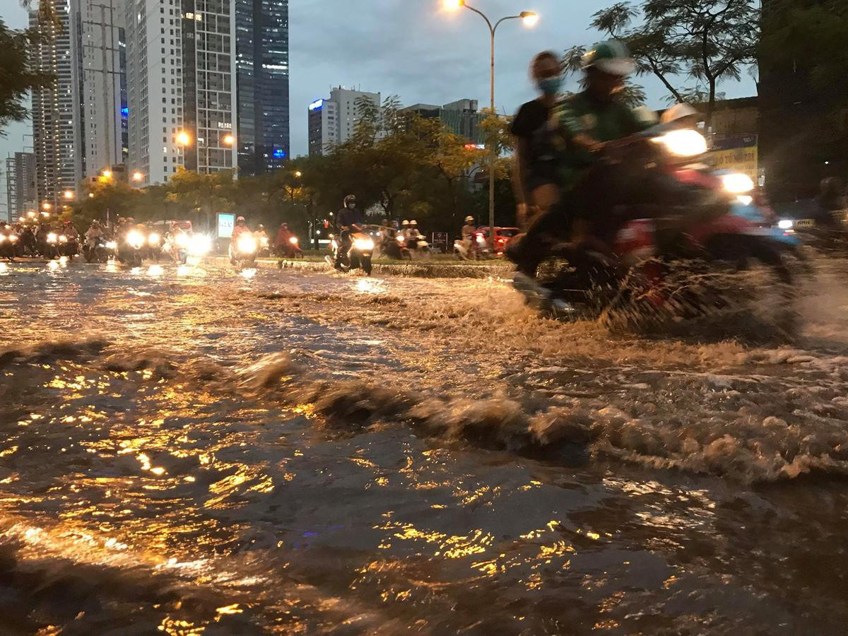 Mưa to gió lớn biến nhiều tuyến đường Hà Nội thành sông, người dân vật vã vì ách tắc Ảnh 13