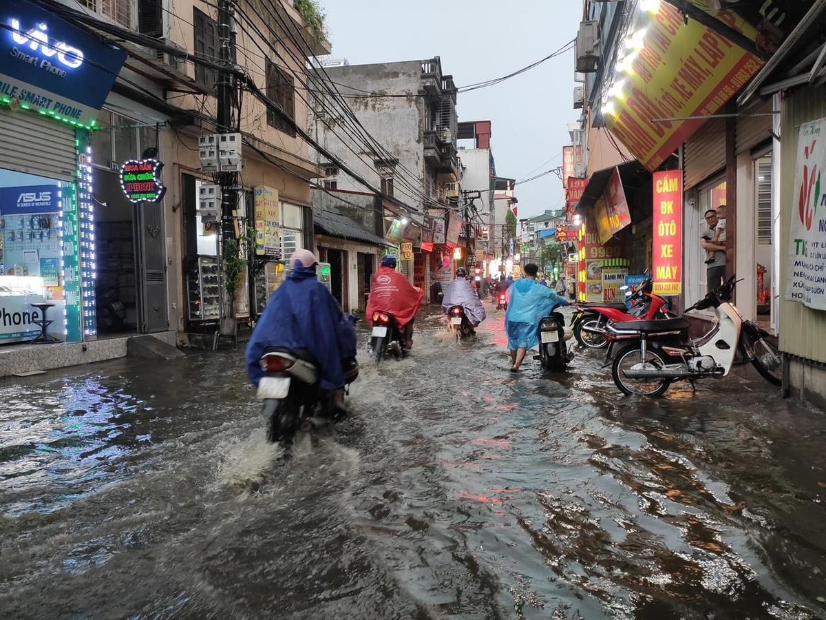 Mưa to gió lớn biến nhiều tuyến đường Hà Nội thành sông, người dân vật vã vì ách tắc Ảnh 4