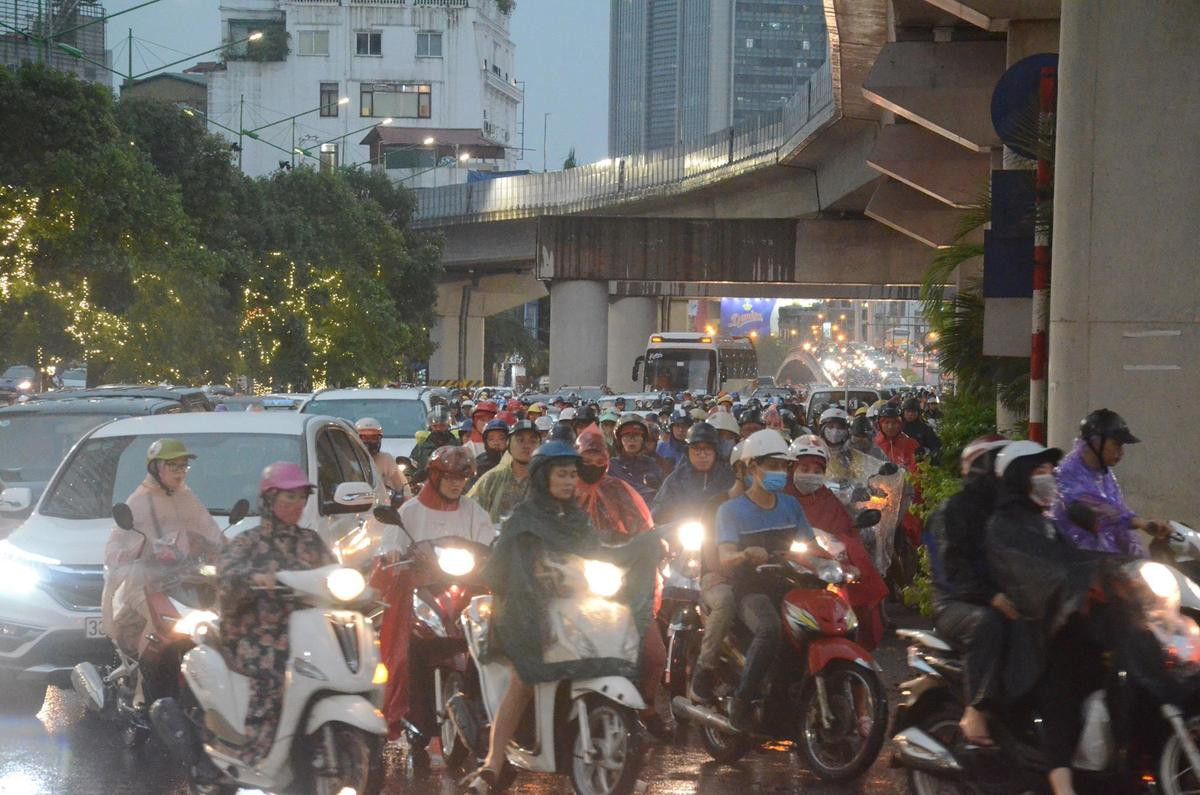 Mưa to gió lớn biến nhiều tuyến đường Hà Nội thành sông, người dân vật vã vì ách tắc Ảnh 3