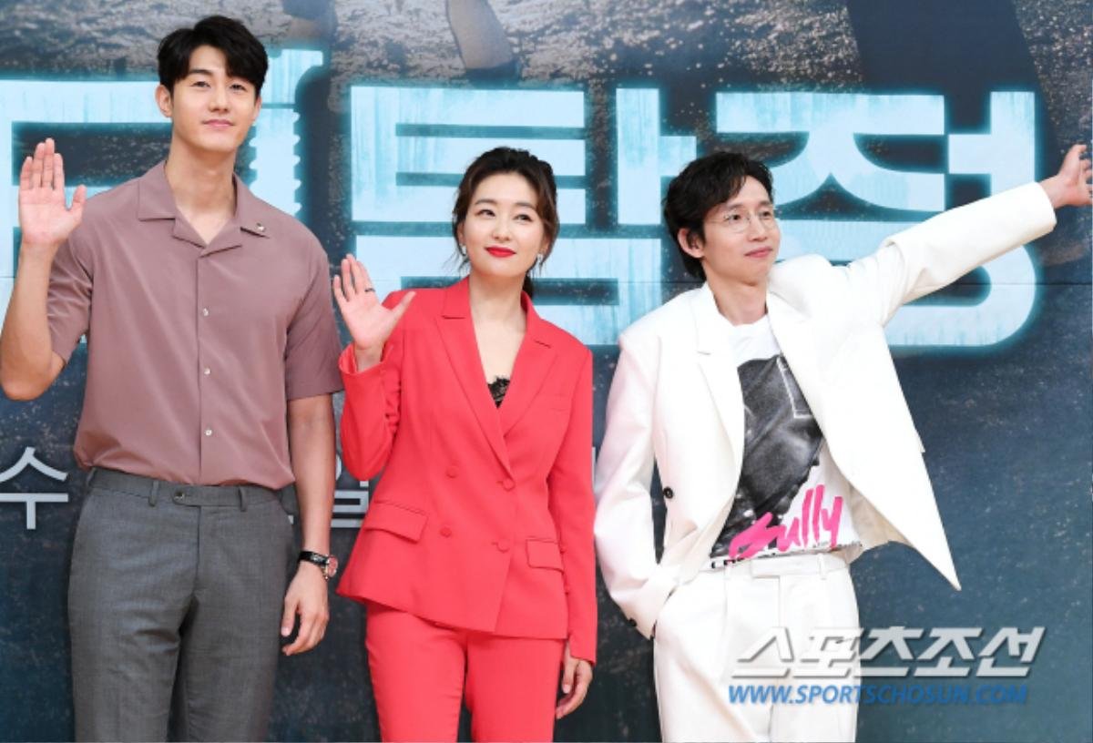 Họp báo 'Doctor Detective': Lee Ki Woo xuất hiện sau khi chia tay Lee Chung Ah, rạng rỡ khoác vai Park Jin Hee Ảnh 2