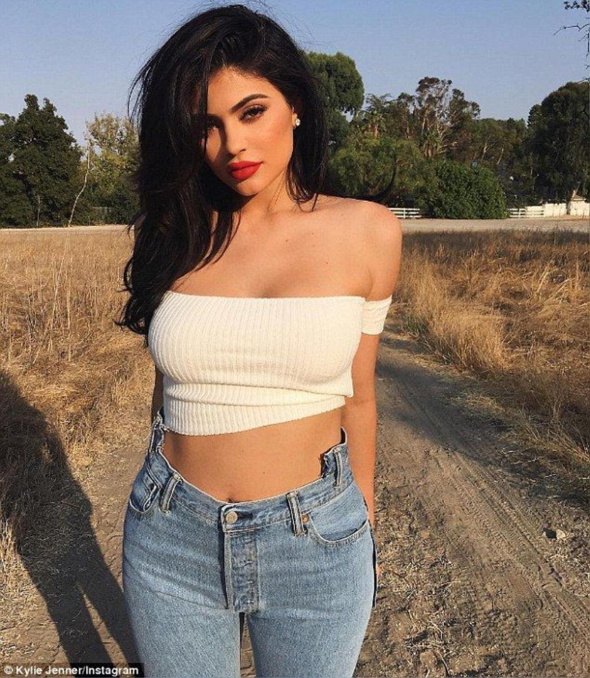 Đường cong 'chết người' của Kylie Jenner, nữ tỉ phú đang khiến C.Ronaldo chết mê chết mệt Ảnh 3