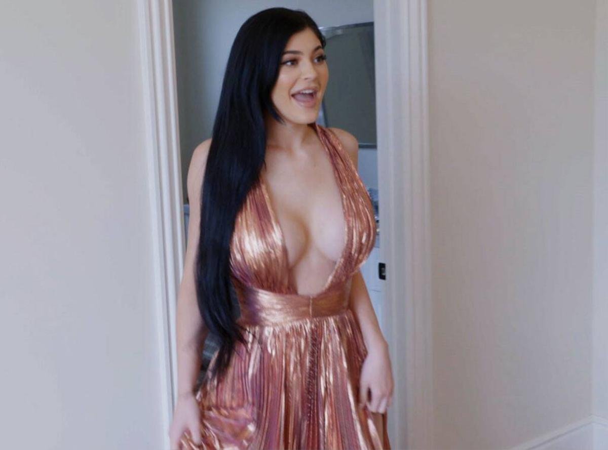 Đường cong 'chết người' của Kylie Jenner, nữ tỉ phú đang khiến C.Ronaldo chết mê chết mệt Ảnh 11