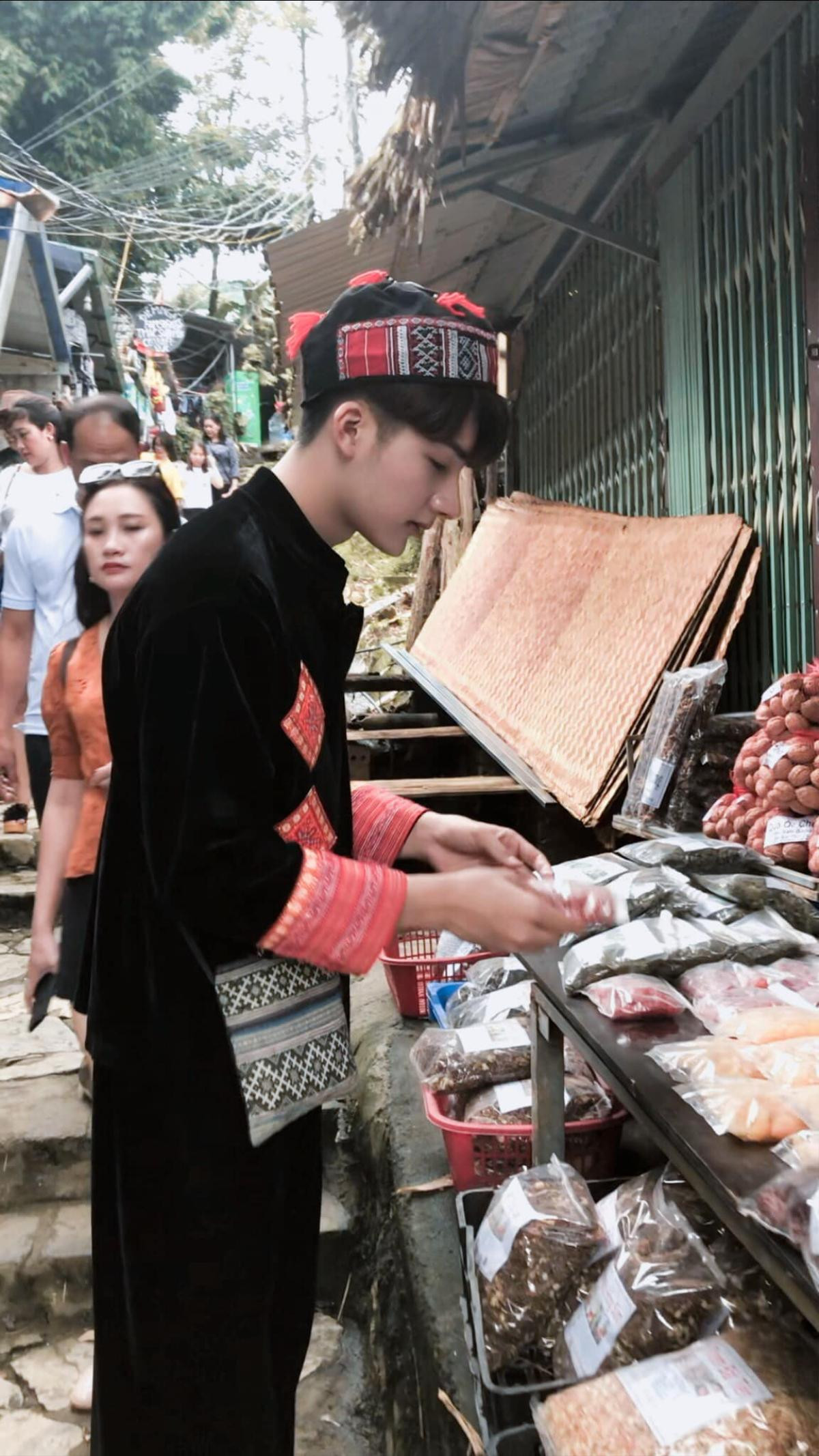 Diện trang phục dân tộc, nam sinh được các cô gái thi nhau hỏi: 'Mặt hàng này còn không?' Ảnh 1