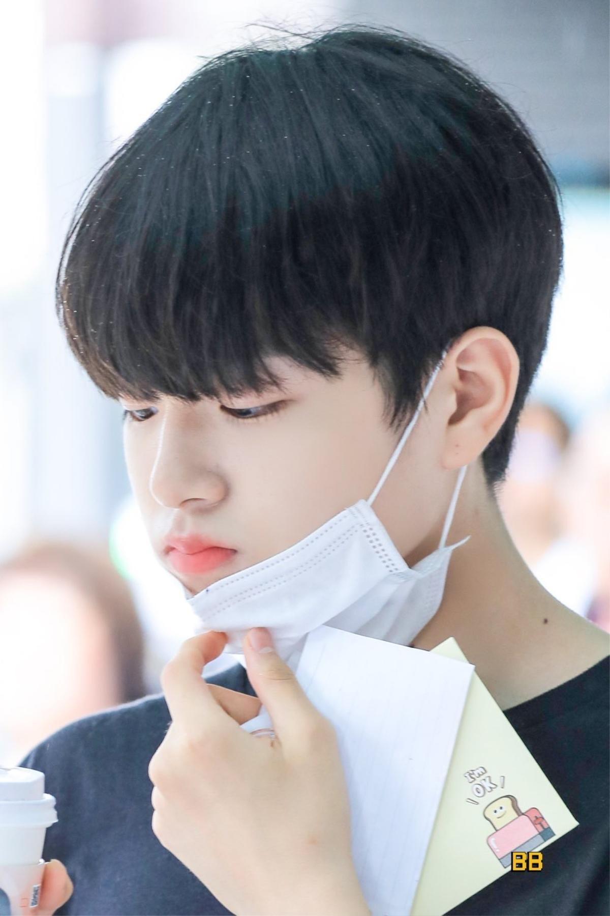 Produce X 101: Lộ diện sau khi bị loại, Lee Jin Woo xinh xắn như hoàng tử bé Ảnh 12