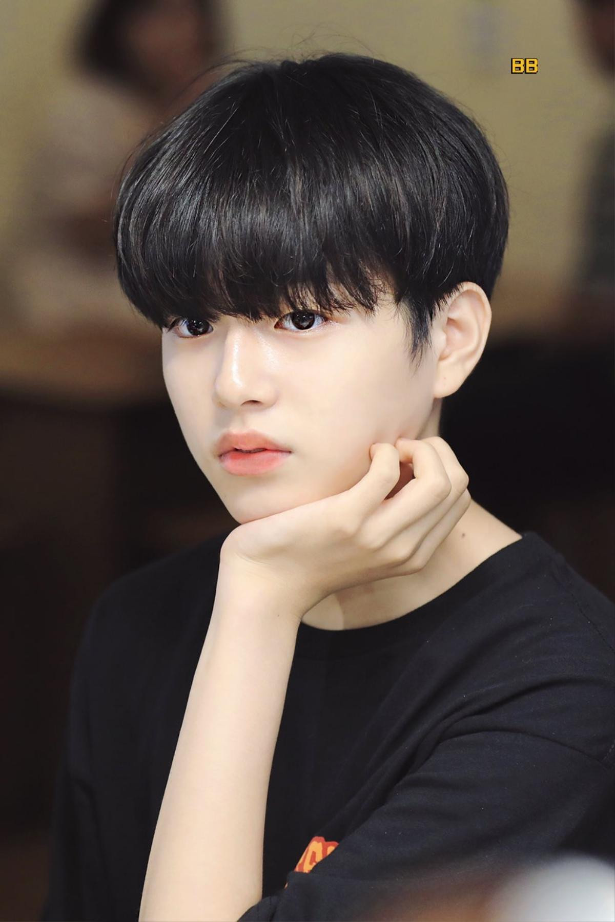 Produce X 101: Lộ diện sau khi bị loại, Lee Jin Woo xinh xắn như hoàng tử bé Ảnh 14