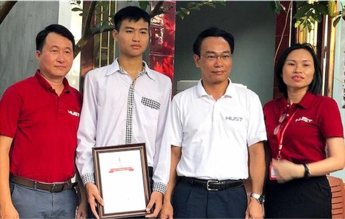 Thủ khoa khối A toàn quốc Vũ Đức Anh nhận học bổng của trường ĐH Bách Khoa Hà Nội Ảnh 1