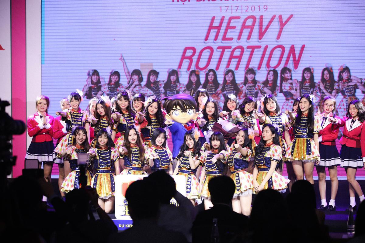 Nhóm nhạc SGO48 phát hành single debut 'Heavy Rotation': Chính thức chào sân sau tháng ngày trầy trật Ảnh 2