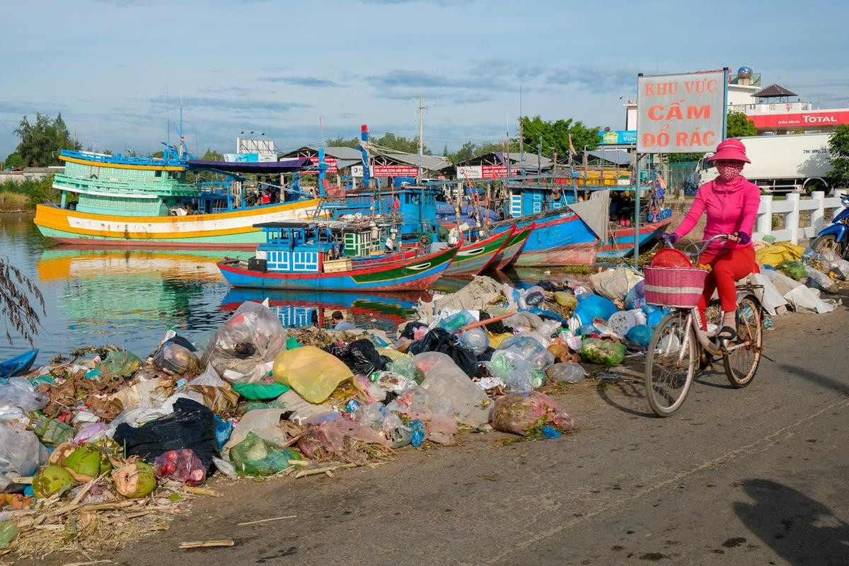 Những bờ kè ven biển được tạo thành từ những túi rác chất cao như núi.