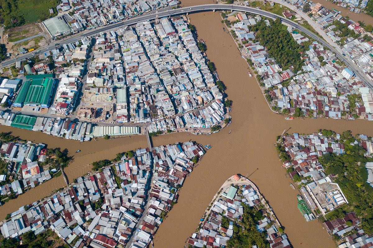 Vùng sông nước quá nhiều kênh rạch và sông ngòi. Bất kỳ ai, ở đâu dọc con sông dù ở cách xa biển vẫn có thể là tác nhân vứt rác thải nhựa ra đại dương. Ngã Bảy này là nơi gặp nhau của bảy dòng kênh: Cái Côn, Búng Tàu, Mang Cá, Sóc Trăng, Lái Hiếu, Xẻo Môn và Xẻo Dong.