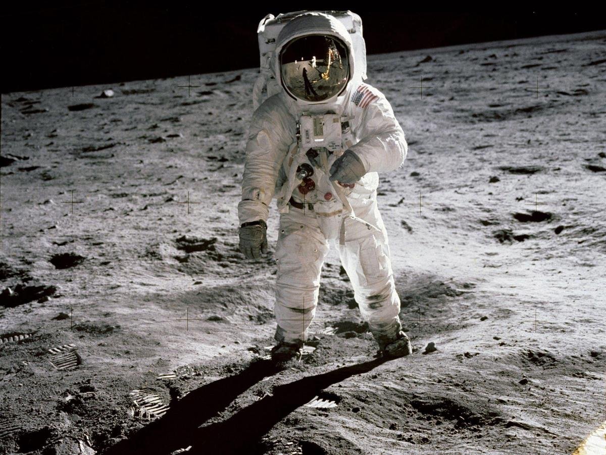 Phi hành gia Edwin Buzz Aldrin bước đi trên Mặt Trăng. Hình ảnh được chụp bởi Neil Armstrong.