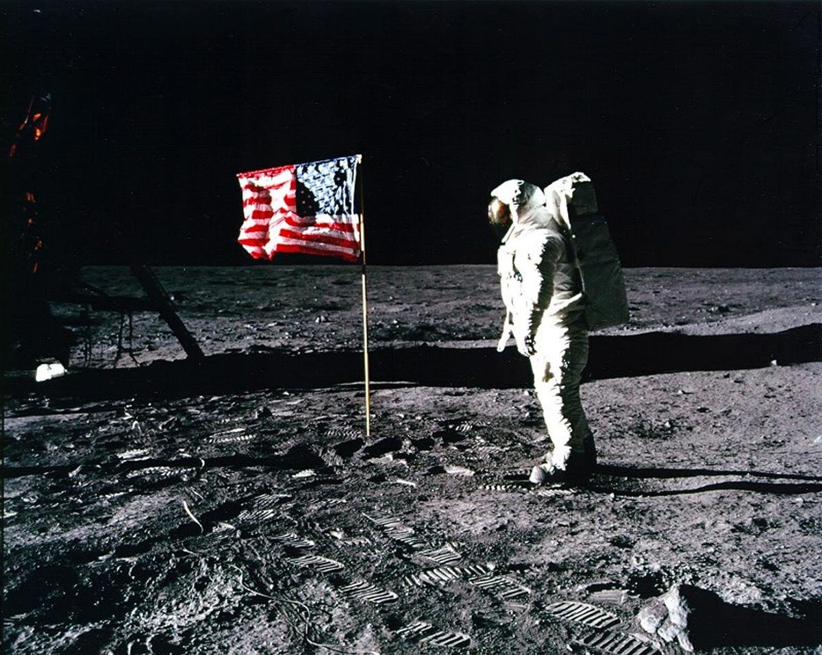 Phi hành gia Buzz Aldrin đứng bên cạnh quốc kỳ Mỹ. Hình ảnh được chụp bởi Neil Armstrong. Cột cờ này hiện vẫn còn được cắm trên Mặt Trăng.