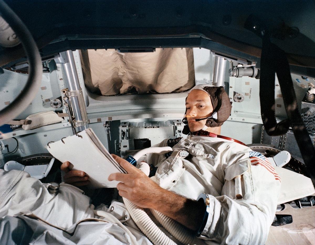 Phi hành gia Michael Collins cũng tham gia sứ mệnh Apollo 11 nhưng ông không bao giờ đặt chân lên Mặt Trăng, khiến ông trở thành nhà du hành bị lãng quên. Nhưng theo một bài phỏng vấn trên The New York Times, ông chia sẻ mình không buồn khi trở thành phi hành gia bị lãng quên, bởi ông đã có mặt ở chuyến bay huyền thoại đó và góp phần tạo nên lịch sử.