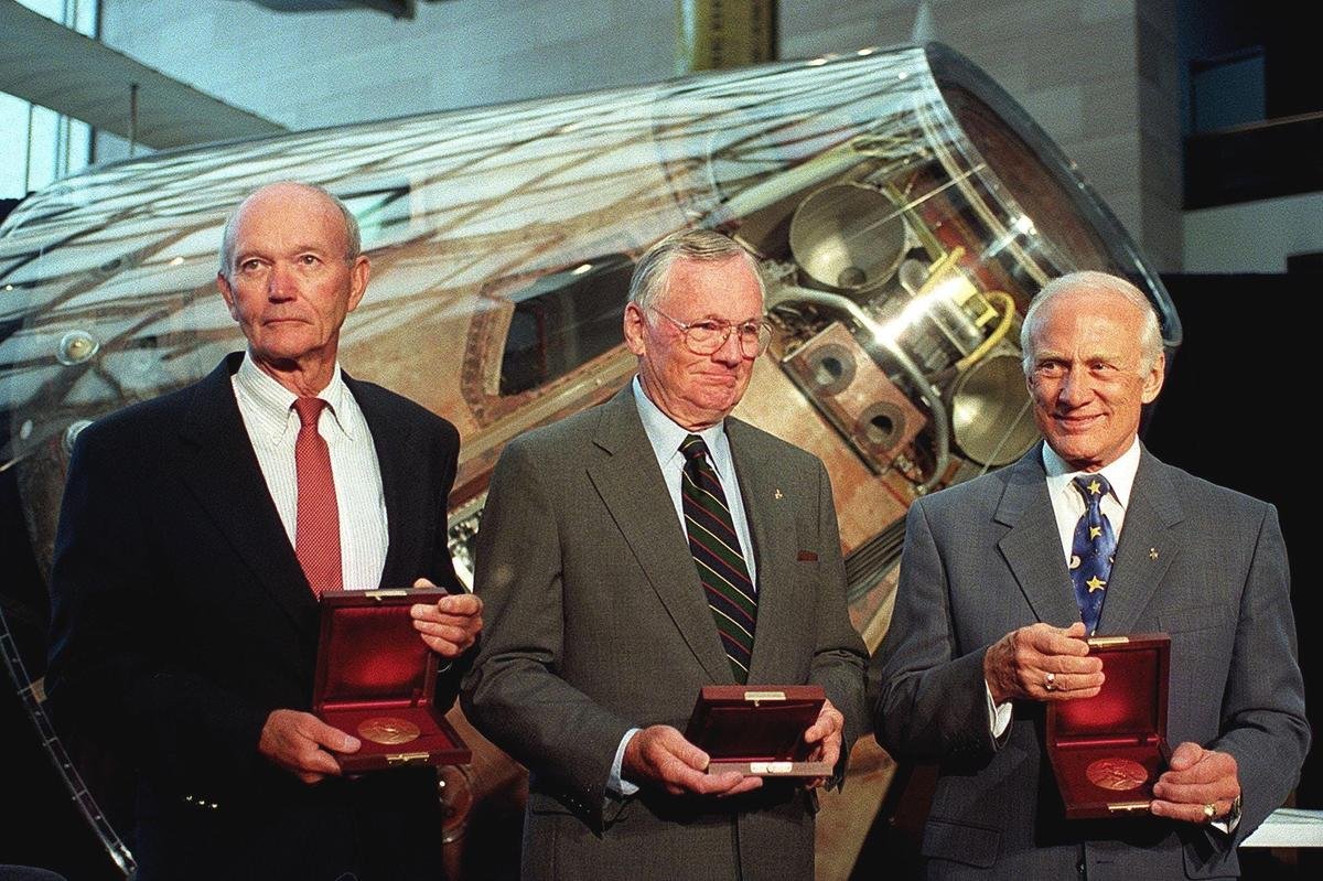 Phi hành đoàn chuyến bay Apollo 11 từ trái sang gồm Michael Collins, Neil Armstrong và Buzz Aldrin nhận huy chương Samuel P. Langley tại Bảo tàng Hàng không và Không gian Quốc gia ở Washington, DC nhân kỷ niệm 30 năm của sứ mệnh lịch sử.