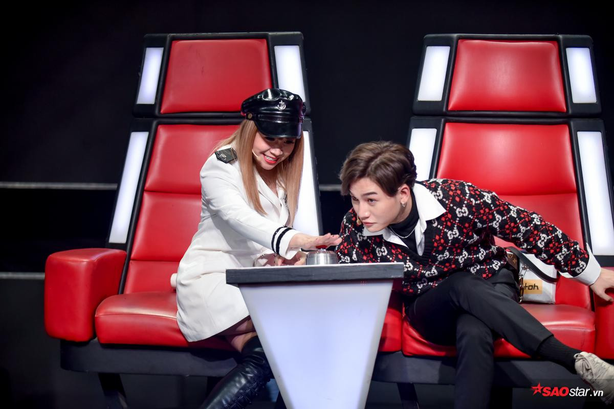 Thầy trò Lưu Thiên Hương - Ali Hoàng Dương tung chiêu lạ 'lôi kéo' thí sinh The Voice Kids 2019 Ảnh 1