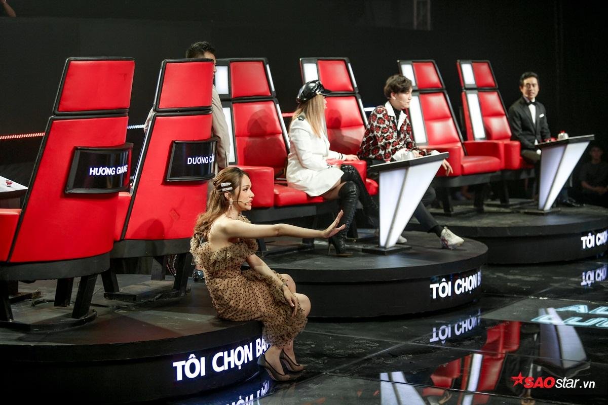 The Voice Kids 2019: Hương Giang 'gào thét' vì bị Phạm Quỳnh Anh CHẶN, nài nỉ thí sinh bảo vệ Ảnh 2