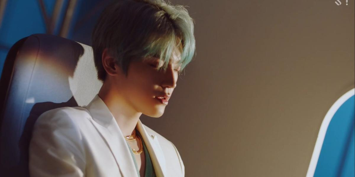 Xem ngay MV 'Long Flight' của Taeyong (NCT 127): Chuyến bay với chàng trai cực phẩm thế này thì bạn có muốn hạ cánh? Ảnh 2