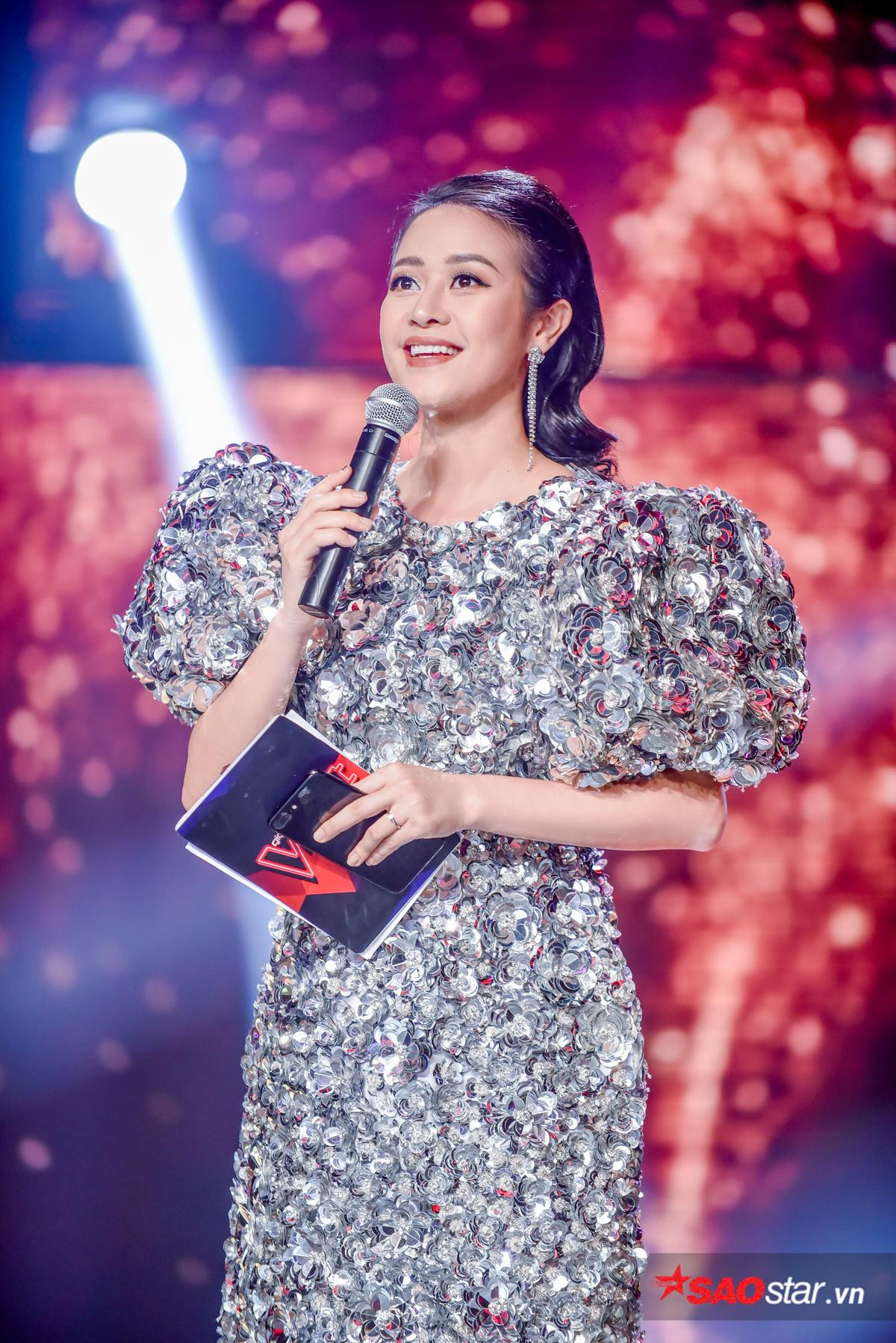 MC Phí Linh có hàng loạt khoảnh khắc tinh tế 'không thể không yêu' thế này tại The Voice 2019! Ảnh 8