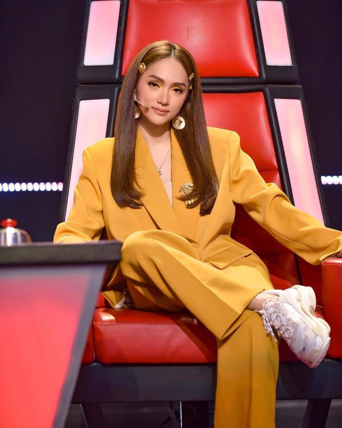 Ghi hình The Voice Kids 2019, Hương Giang pose dáng 'ngầu', thần thái chuẩn HLV Siêu Mẫu Ảnh 1