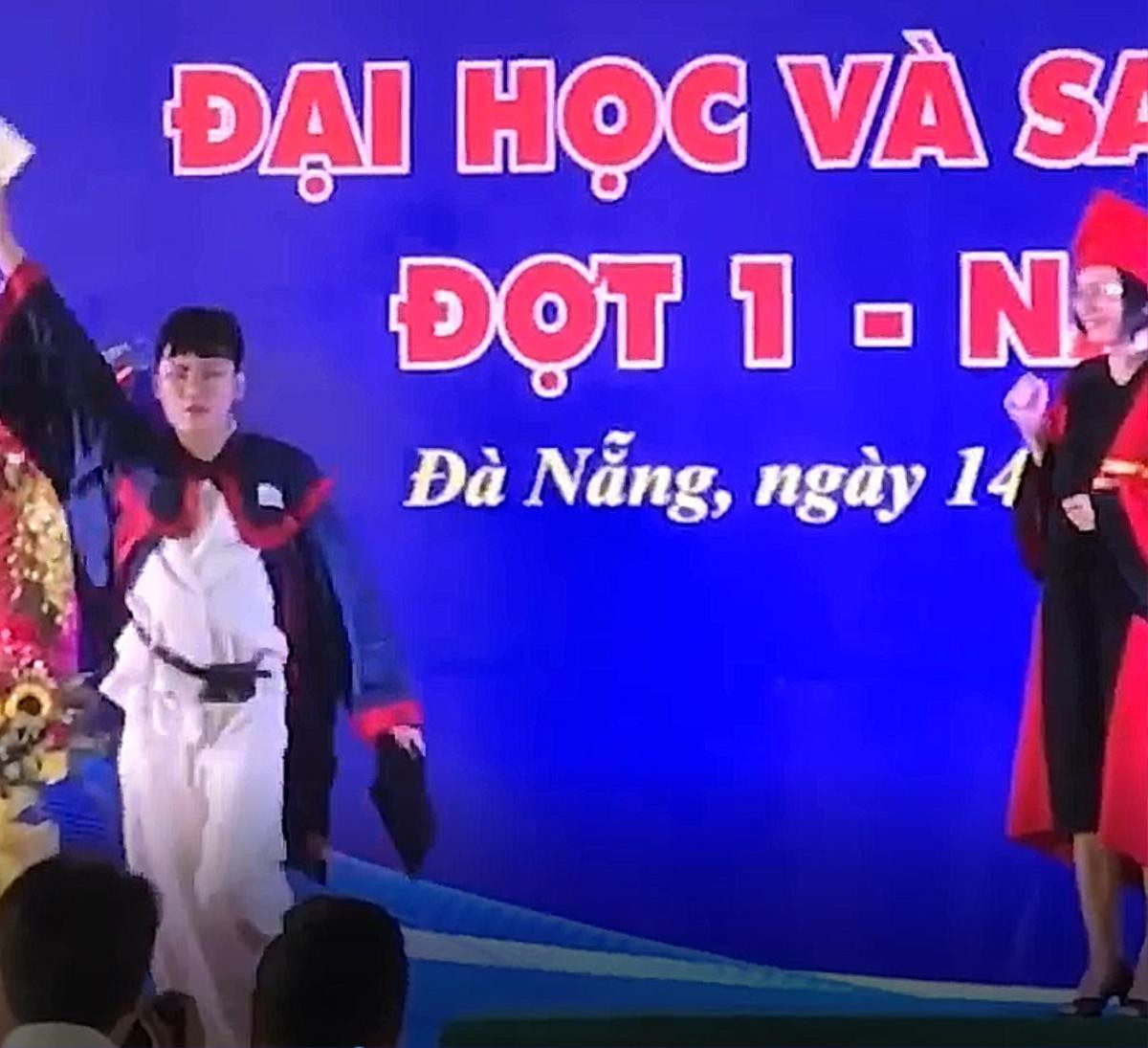 Nam sinh hóa ‘vedette’ sải bước cực ngầu trên sân khấu chỉ để nhận bằng tốt nghiệp Ảnh 1