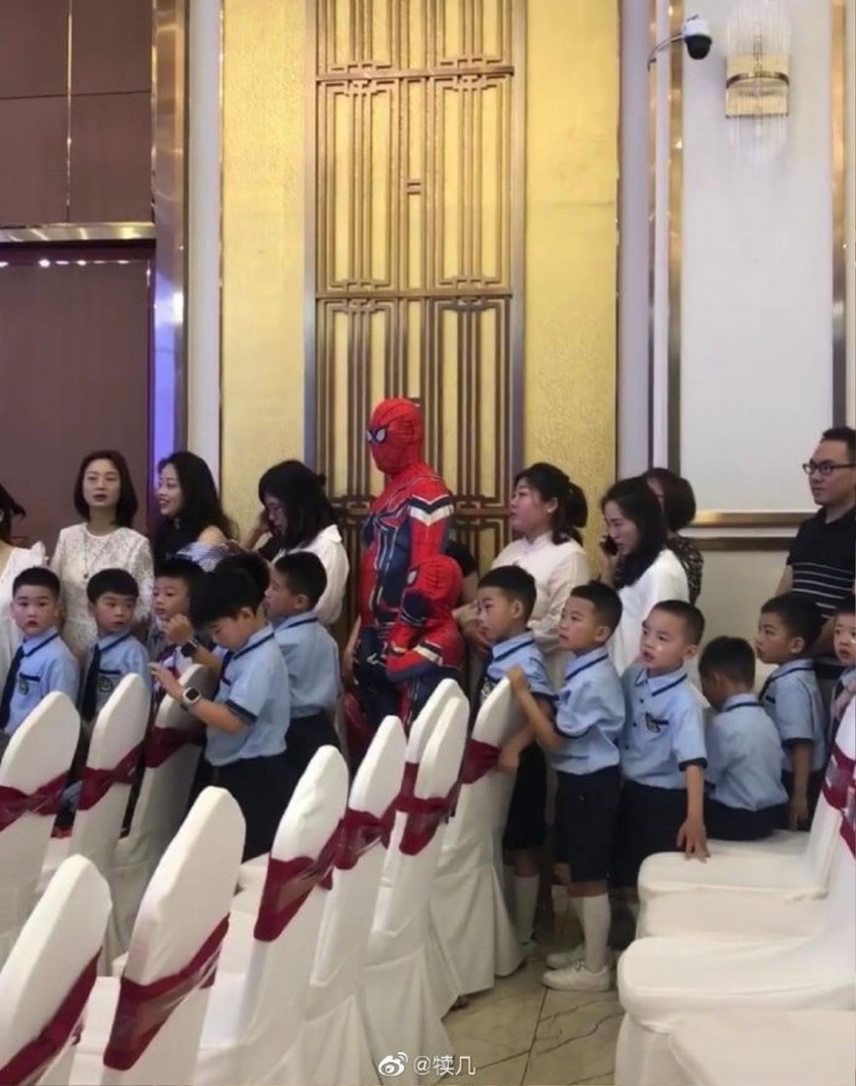 Hai bố con nổi bật nhất lớp học khi hóa thân thành nhân vật Spider Man Ảnh 1