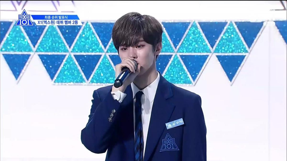 'Produce X 101': Kim Woo Seok vô hồn vỗ tay khi Lee Jin Hyuk bị loại, lòng quặn thắt đến rơi nước mắt Ảnh 2