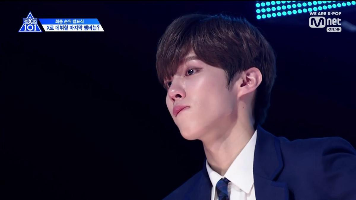 'Produce X 101': Kim Woo Seok vô hồn vỗ tay khi Lee Jin Hyuk bị loại, lòng quặn thắt đến rơi nước mắt Ảnh 9