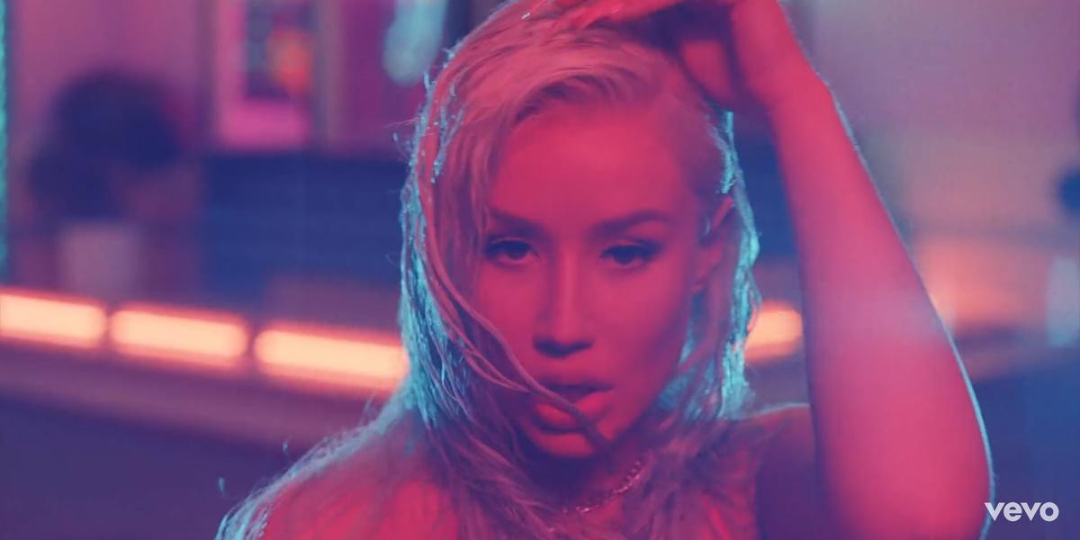 Xem ngay MV 'F**k It Up' vừa lên sóng: Iggy Azalea bất cần, nổi loạn thời Fancy đã chính thức quay trở lại Ảnh 10