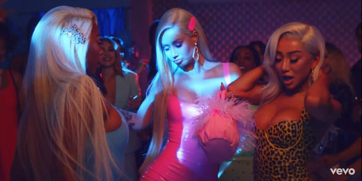 Xem ngay MV 'F**k It Up' vừa lên sóng: Iggy Azalea bất cần, nổi loạn thời Fancy đã chính thức quay trở lại Ảnh 11