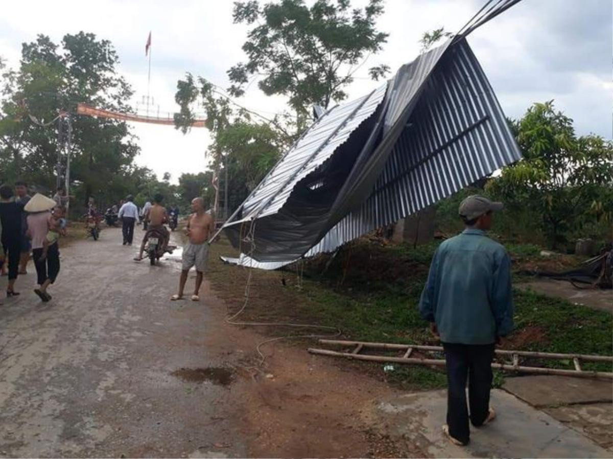 Lốc xoáy quật văng mái tôn, gãy cột điện trong cơn mưa lớn Ảnh 1