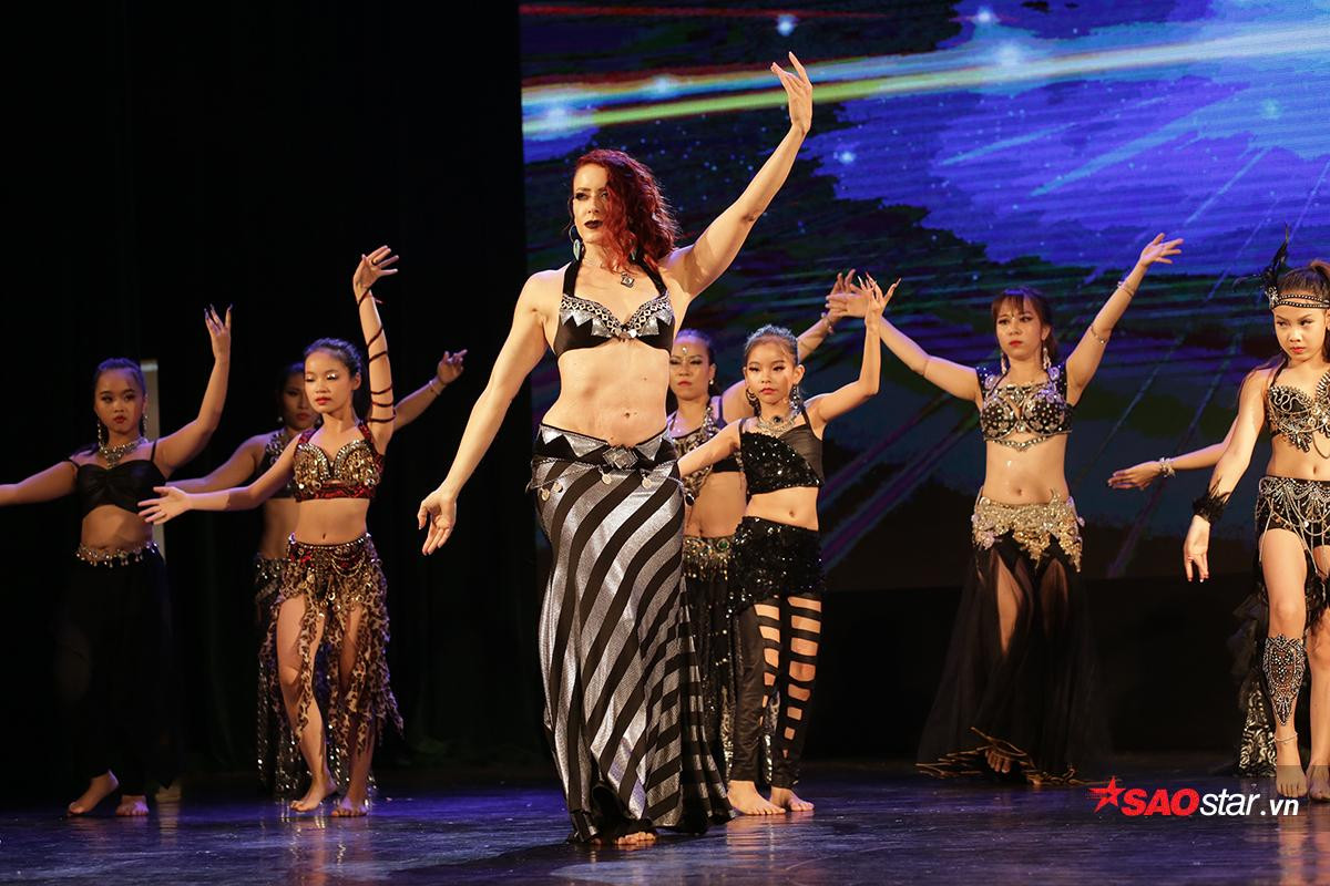 ‘Bỏng mắt’ xem các vũ công bellydance quốc tế và Việt Nam trình diễn máu lửa Ảnh 16