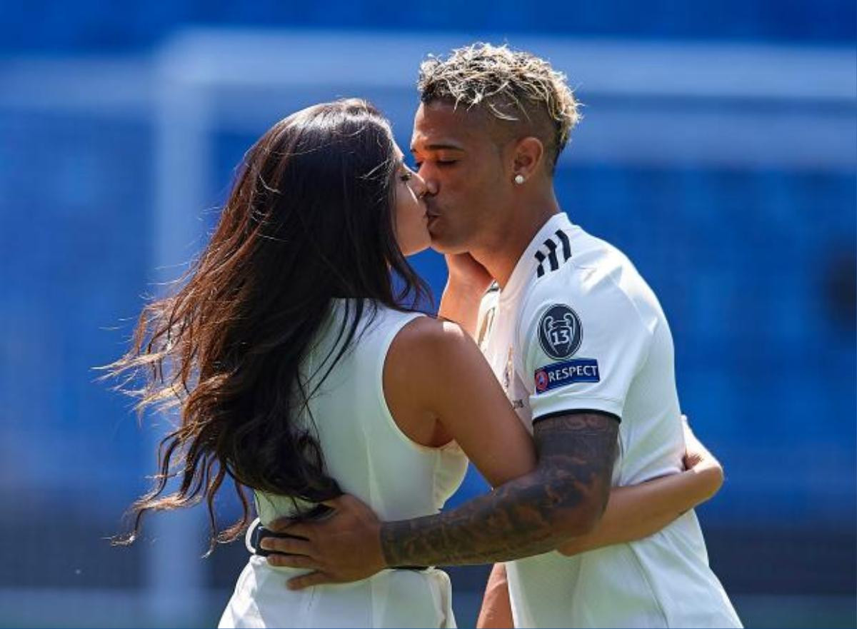 'Đốt mắt' trước thân hình nàng WAGs quyến rũ nhất CLB Real Madrid Ảnh 1