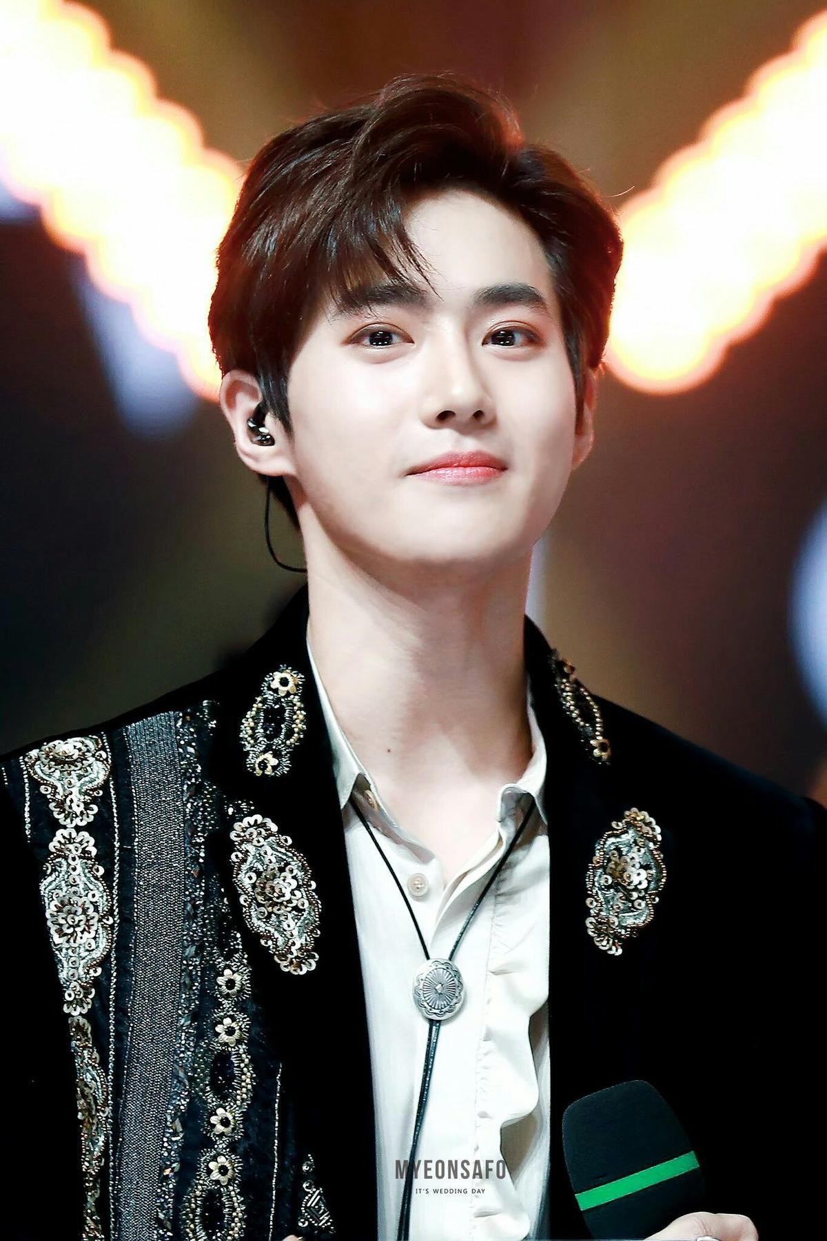 Suho ngượng ngùng vì lỡ spoil thông tin về album mới sắp ra mắt của EXO ngay trên sân khấu concert Ảnh 2