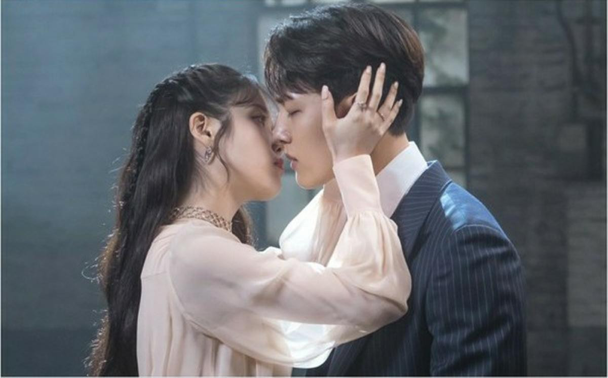 Phim 'Hotel Del Luna' tập 4: Sợ Yeo Jin Goo bị ma nữ bắt IU chủ động hôn nụ hôn đầu tiên Ảnh 1