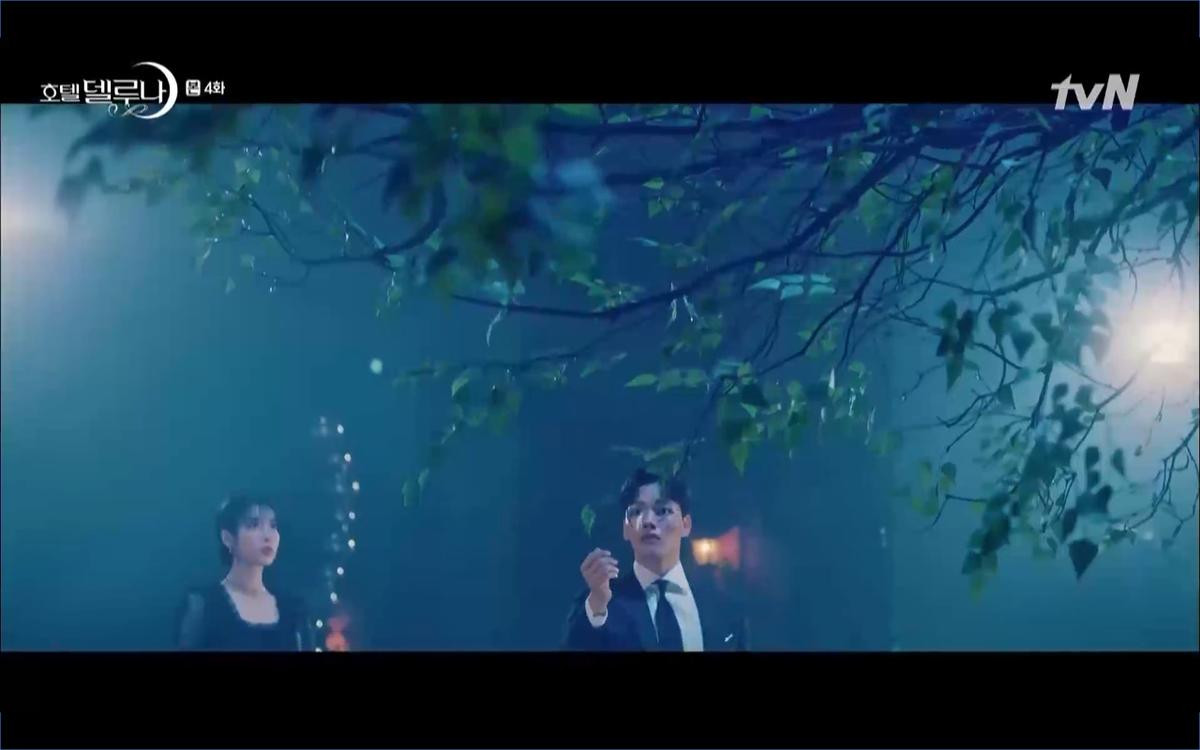 Phim 'Hotel Del Luna' tập 4: Sợ Yeo Jin Goo bị ma nữ bắt IU chủ động hôn nụ hôn đầu tiên Ảnh 3